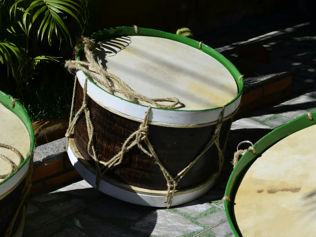 Tambores de casco de madera con parche natural tensado mediante cuerda y aros de compresión